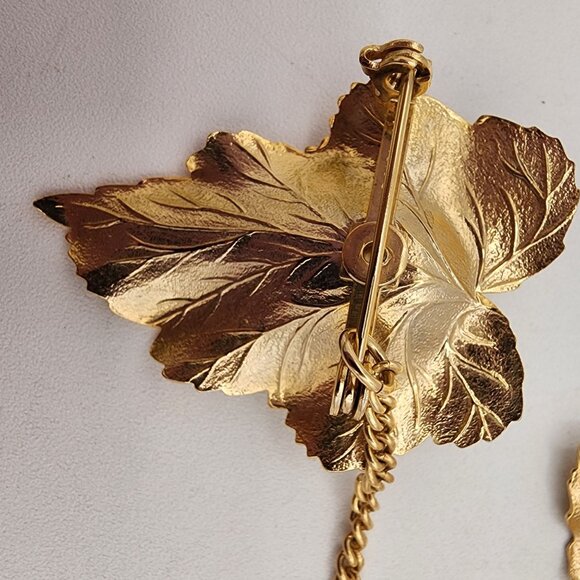 Vintage Sarah Coventry Gold Leaf Sweater Clip & Earrings Set Classic Fall Style - Picture 4 of 8